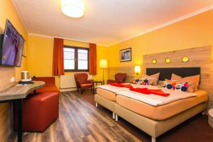1 dormitorio con 1 cama grande en una habitación en Hotel & Restaurant Hanse Kogge en Ostseebad Koserow