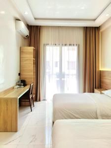 una camera d'albergo con 2 letti e una scrivania di orientalhotel东方酒店 a Casablanca