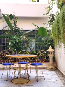 un tavolo con 4 sedie, un tavolo e una fontana di orientalhotel东方酒店 a Casablanca