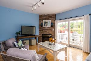 TV a/nebo společenská místnost v ubytování Water Street Retreat - In the heart of Downtown Saugatuck with views of the river!