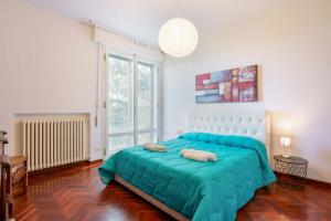 - une chambre avec un grand lit et une fenêtre dans l'établissement Ca' Bianca apartments, à Farneto