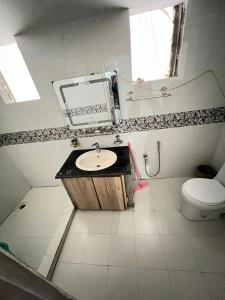 Serene Guest House في سكردو: حمام مع حوض ومرحاض