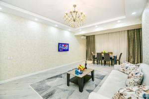 uma sala de estar com um sofá e uma mesa em Park Azure Luxury apartment by Baku Housing em Baku