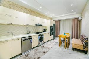 Кухня или мини-кухня в Park Azure Luxury apartment by Baku Housing
