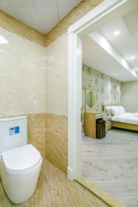 uma casa de banho com WC e um quarto em Park Azure Luxury apartment by Baku Housing em Baku