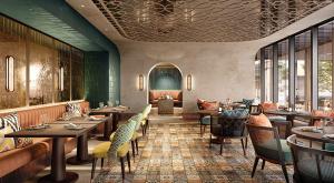 un ristorante con tavoli e sedie in una stanza di Avani Plus Palm View Dubai Suites a Dubai