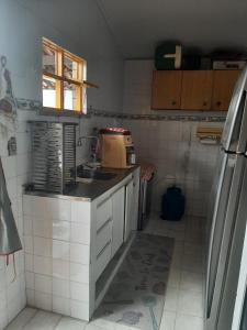 una piccola cucina con lavandino e frigorifero di Itaparica-BA, o melhor descanso a Vera Cruz de Itaparica