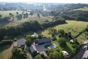 une vue aérienne sur une maison dans un champ dans l'établissement Lodge La Vie Joyeuse, 