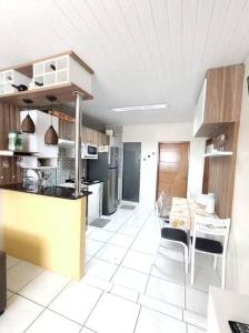 cocina y comedor con mesa y sillas en Apartamento aconchegante em Manaus en Manaus
