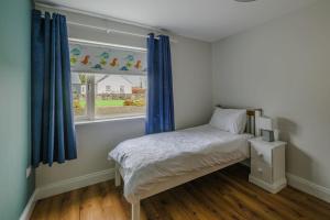 Кровать или кровати в номере Idyllic, Five Star Cottage with Panoramic Views
