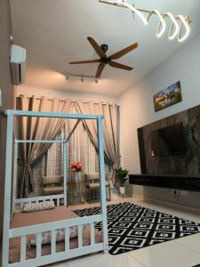 uma sala de estar com uma ventoinha de tecto e uma televisão em Alchemy Guesthouse D'summit Residence with Netflix em Johor Bahru