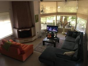 Sala de estar con 2 sofás y TV en Vacation Home in Gjiri i Lalëzit, Lalëz, Durrës en Durrës