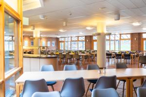 a large room with tables and chairs at Akademiehotel Kiel in Kiel