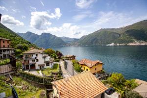 una vista di un lago con case e montagne di Appartamento butterfly a Lezzeno