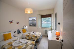 una piccola stanza con due letti e una finestra di Appartamento butterfly a Lezzeno