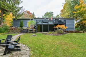 a backyard with a house with a deck at Douglas Woods Retreat - Modern Cottage - Newly Remodeled! Walking distance to downtown Douglas! in Douglas
