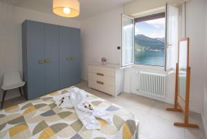 una camera da letto con un letto e una grande finestra di Appartamento butterfly a Lezzeno