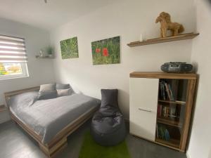 Llit o llits en una habitació de Sonnenhof, Ferienwohnung auf Reitanlage