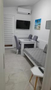 um quarto com uma secretária, uma cama e uma mesa em Apartment HORVAT 2 em Vir