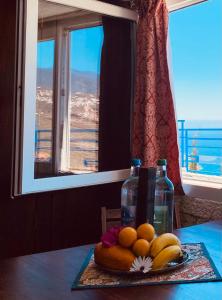 un plato de fruta en una mesa con una ventana en Apartamento Atlantico en Santa Cruz de Tenerife