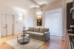 un soggiorno con un divano e un tavolo di THE FIFTH Properties a Roma