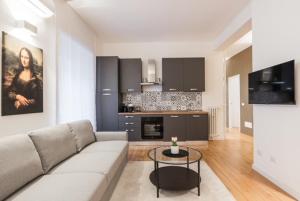 un soggiorno con un divano e un tavolo di THE FIFTH Properties a Roma Altre 11 foto