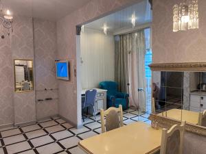 a waiting room with a mirror and a table and chairs at ПЛЯЖ Otrada Две Спальни на Французском бульваре, centre, Delux Большой апартамент in Odesa