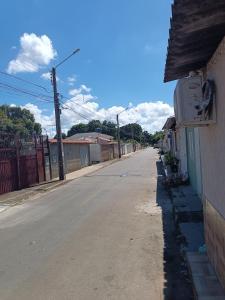 una calle vacía en un pueblo con un edificio en Mini kitnet en Brasilia