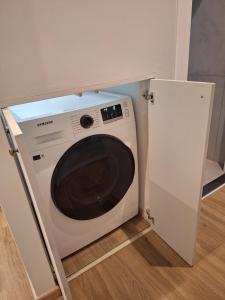 Una lavadora blanca en una habitación pequeña en La Perla del Porto Antico, en Génova