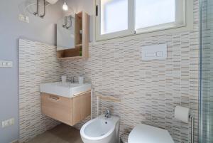 a bathroom with a toilet and a sink at Ape Ermy in Avola