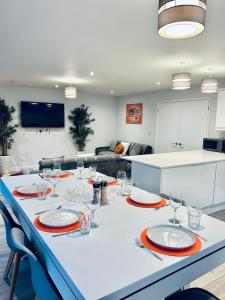 A restaurant or other place to eat at Luxury Town Centre House, Faversham