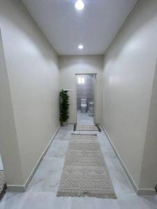 an empty hallway with a hallwayngthngthngthngthngthngthngthngthngthngth at شقة ريم الوجة in Al Wajh