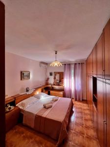 Il comprend une chambre avec un grand lit et une cuisine. dans l'établissement Nick Apartments, à Gjirokastër