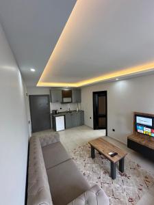 sala de estar con sofá y mesa en Loca Marin en Mersin