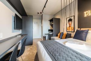 a bedroom with a large bed and chairs in it at Charlie Houx Pinheiros in Sao Paulo