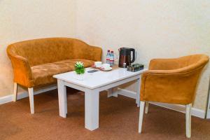 - Mesa de centro con 2 sillas y sofá en Sahil Ark Hotel Baku en Baku