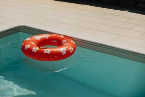 un flotador rojo en una piscina en Casalot Almancil, en Almancil