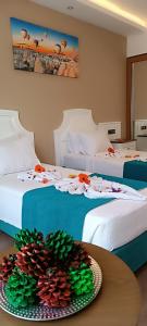 2 camas en una habitación de hotel con mesa en Polaris Hayat Motel, en Büyükkeçeli