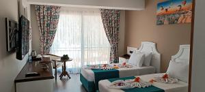 1 dormitorio con 2 camas y ventana en Polaris Hayat Motel, en Büyükkeçeli