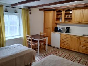 een kamer met een keuken met een tafel en een magnetron bij Saunallinen huone omakotitalossa - old wood house - in Turku