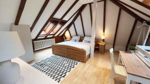 - une chambre mansardée avec un lit et un bureau dans l'établissement Galeriewohnung mit Blick in den Schwarzwald, à Todtmoos