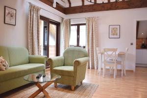a living room with a couch and chairs and a table at Galeriewohnung mit Blick in den Schwarzwald in Todtmoos