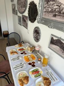 una mesa con platos de comida encima en Vila Fatos Qama en Berat
