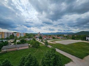 une vue aérienne sur une ville avec un champ verdoyant dans l'établissement Sunčani apartman, à Nikšić