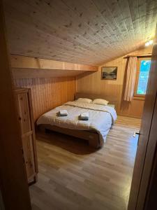 ein Schlafzimmer mit einem großen Bett in einem Zimmer in der Unterkunft Zauberhaftes Chalet mit Whirlpool, Berg & Seesicht in Brienz