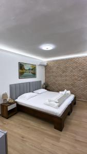 1 dormitorio con 1 cama grande en una habitación en Vila Fatos Qama en Berat