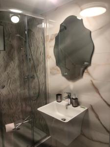 La salle de bains est pourvue d'un lavabo et d'un miroir. dans l'établissement Casa de vacanta, à Geoagiu Băi
