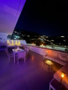 een balkon met een tafel en stoelen in de nacht bij Casa del Sol in Altea