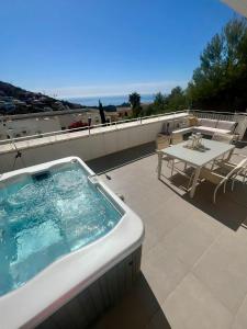 bañera en la azotea en Casa del Sol, en Altea