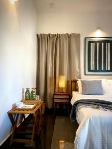 una camera da letto con due letti, un tavolo e una finestra di Sukoon Boutique Stays, Yelagiri a Yelagiri